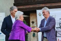 La Signora Franca e il Sindaco Michelin premiano Paolo-Ciampi-vincitore-della-seconda-edizione-del-premio-Sergio Maldini